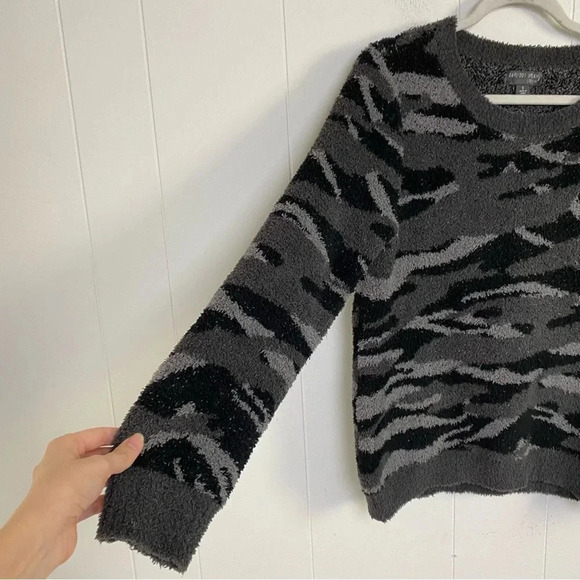 Barefoot Dreams Cozy Chic Seaside Crew Neck Zebra Camo Super Soft Sweater Small - Picture 7 of 14